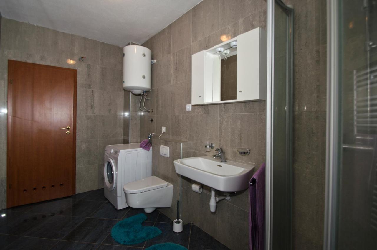 Rooms Leda Vrlika Exterior photo