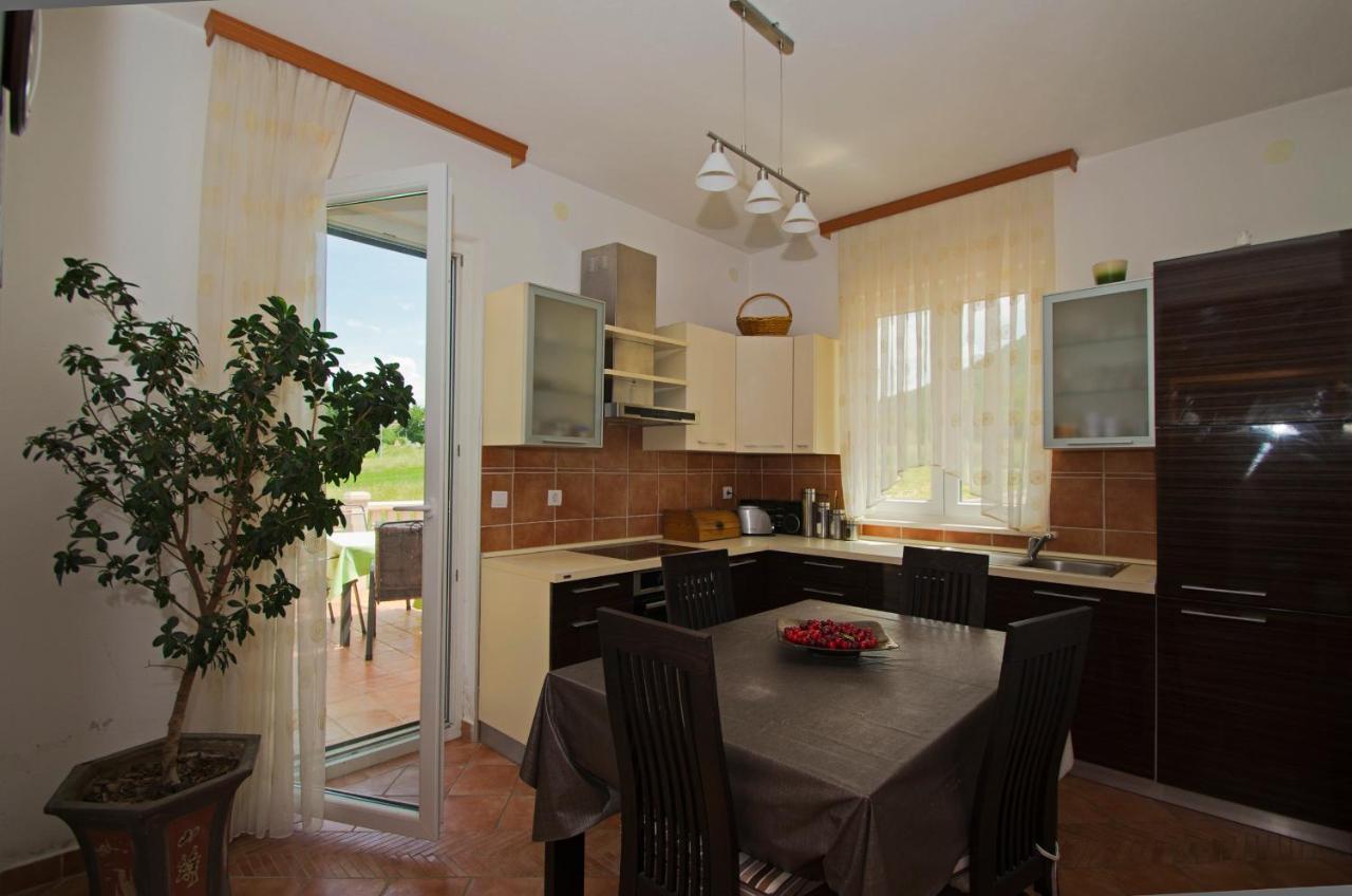 Rooms Leda Vrlika Exterior photo