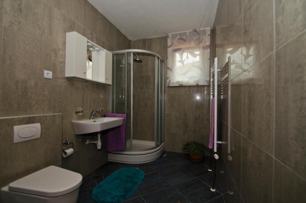 Rooms Leda Vrlika Exterior photo